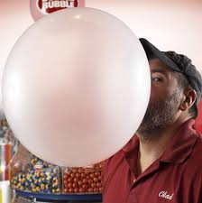 Vào năm 2004, Chad Fell xác lập kỷ lục thế giới khi là người thổi bong bóng singum lớn nhất thế giới, dài 50,8 cm